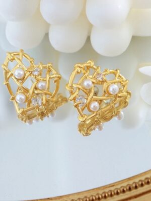 knitted-diamond-pearl-studs