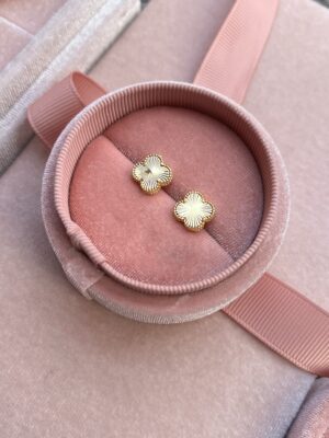 clover-gold-studs-2