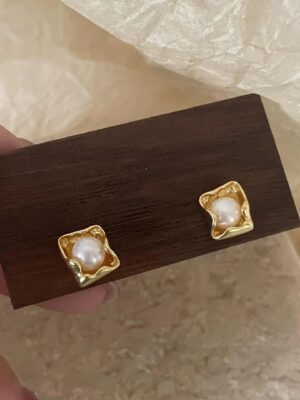 suzi-mini-pearl-gold-studs