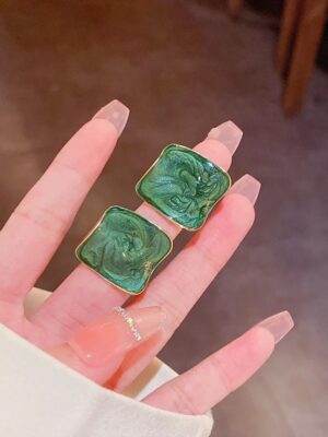 carami-square-textured-studs