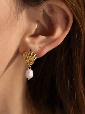 daisy-shell-pearl-earrings