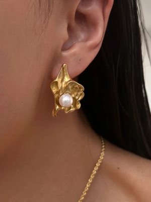 effie-pearl-asymmetric-earrings