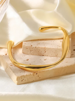 asumie-asymmetric-gold-cuff