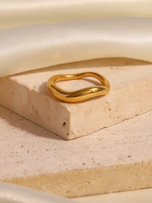 shavana-wavy-gold-ring
