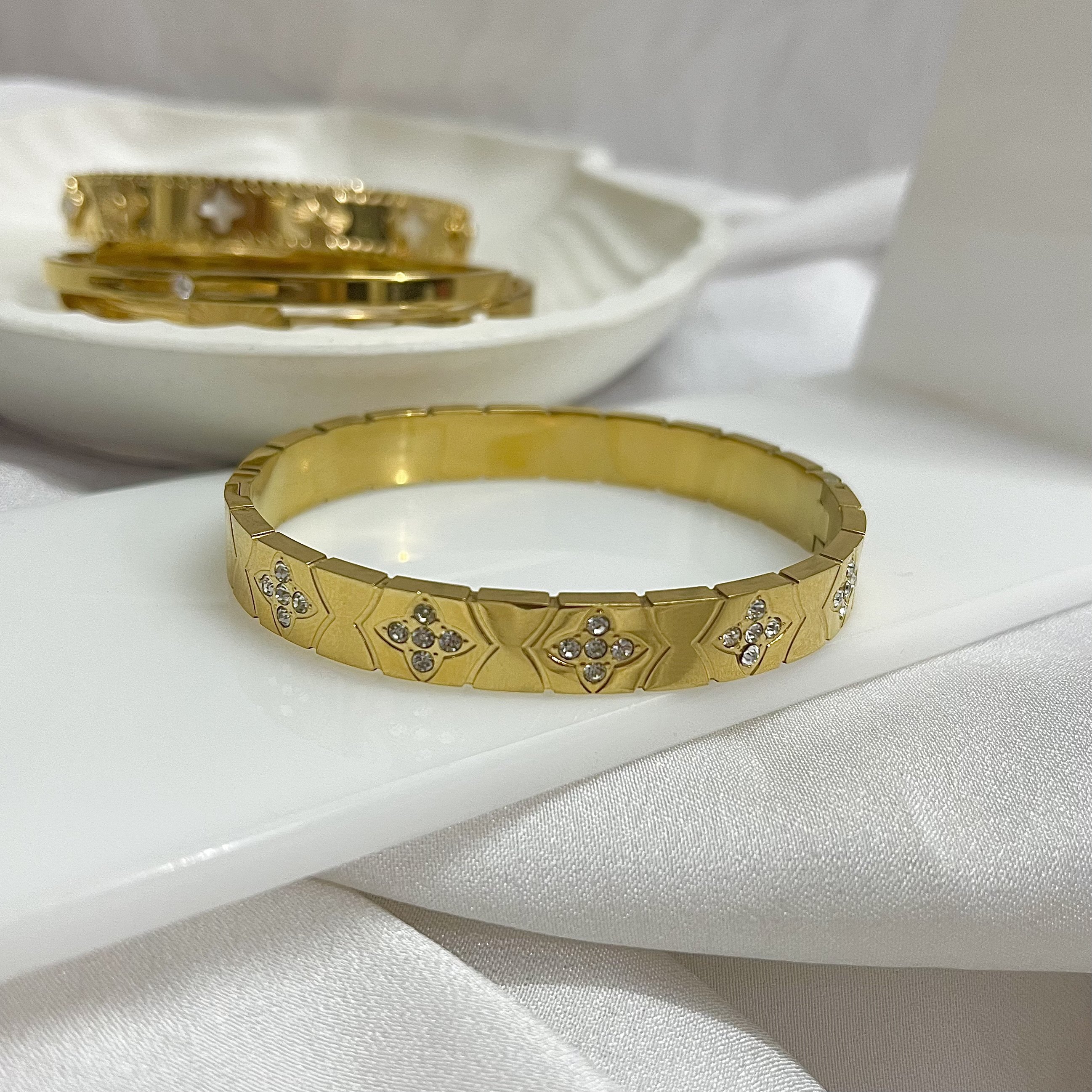 silza-star-gold-cuff