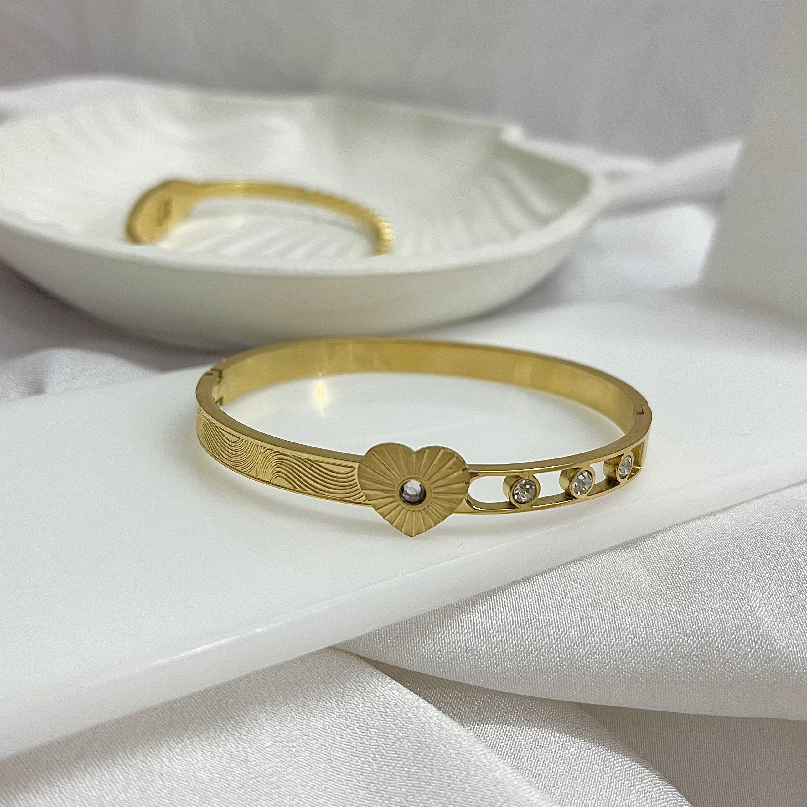 hearty-vitty-gold-cuff