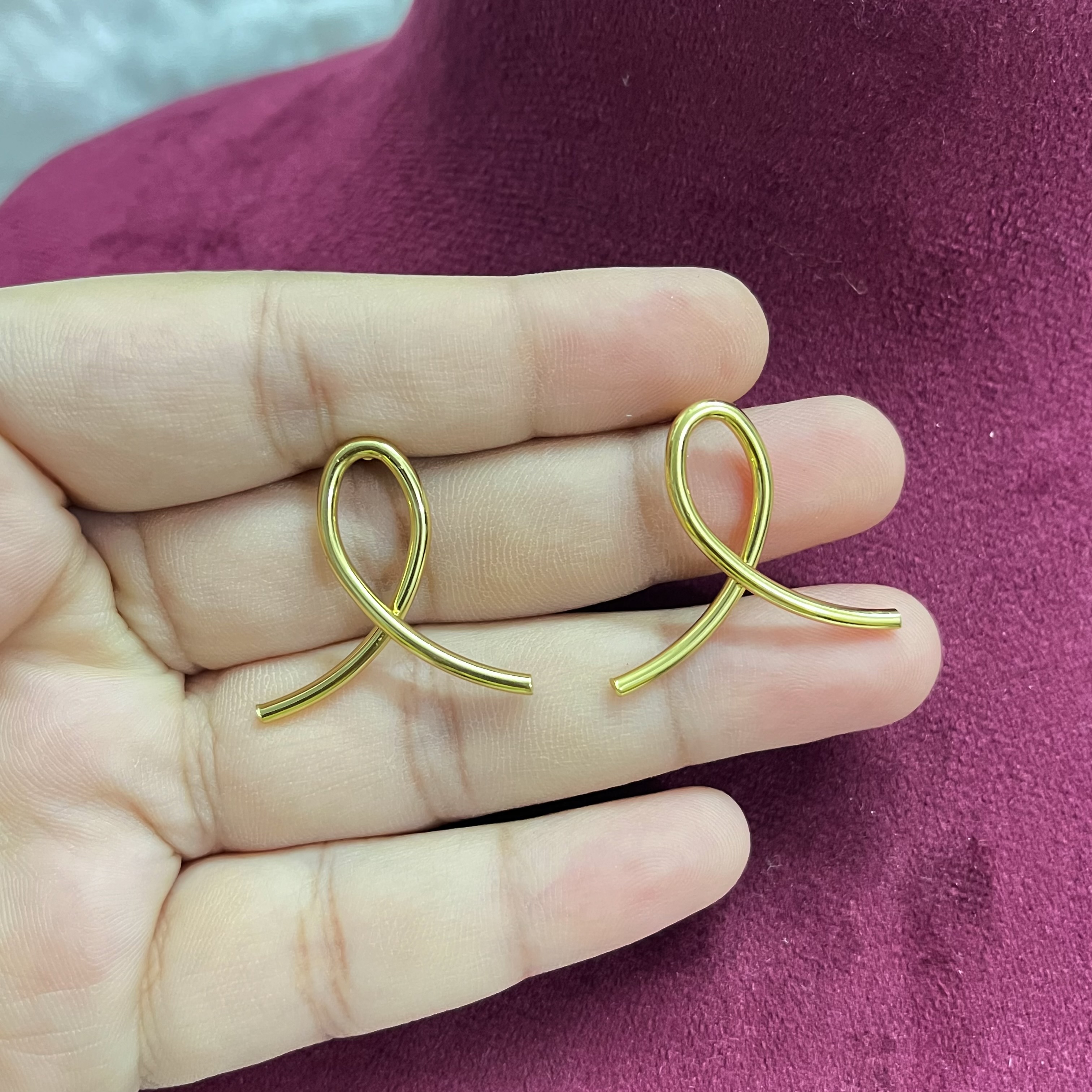 tie-curvy-gold-earring
