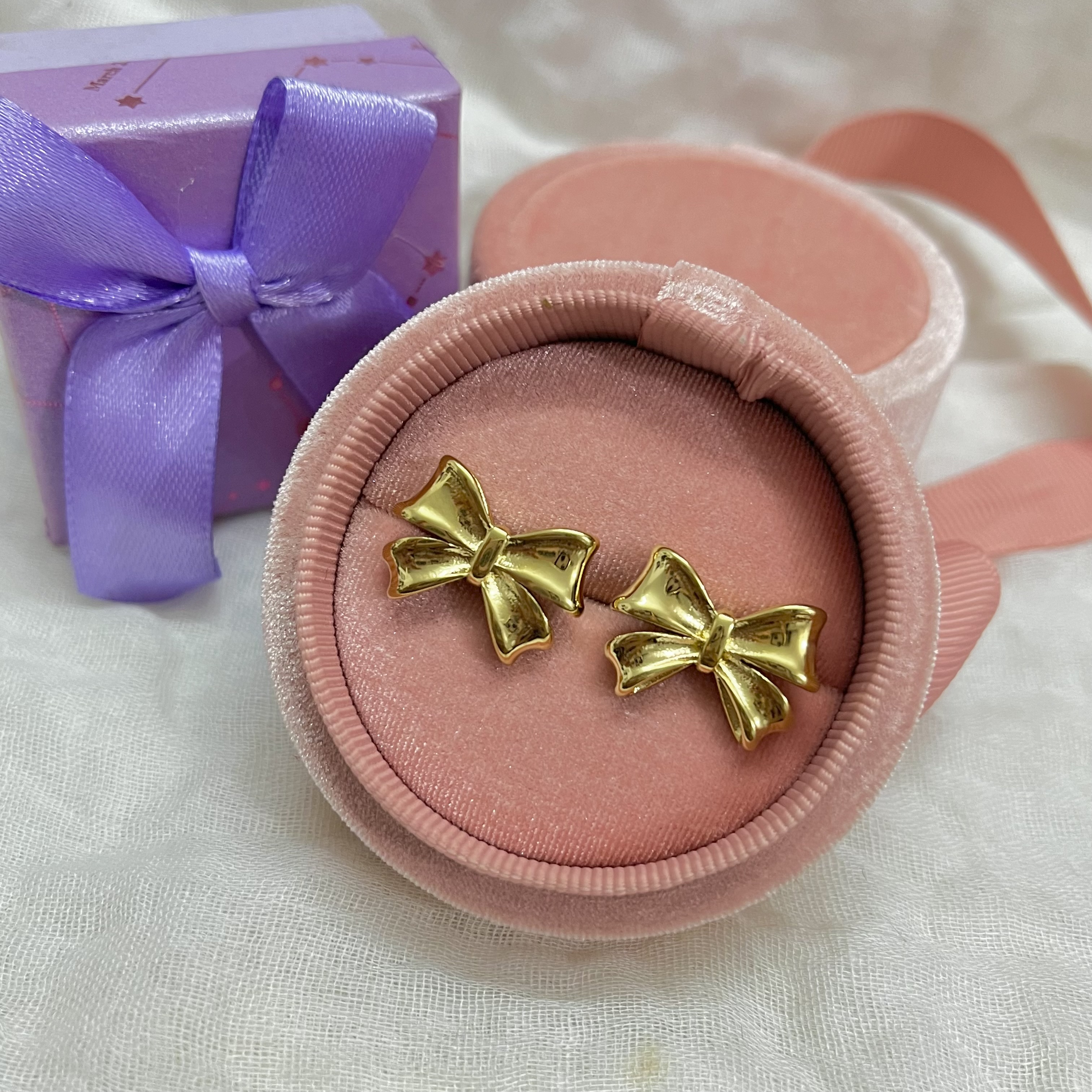 hilton-gold-bow-studs