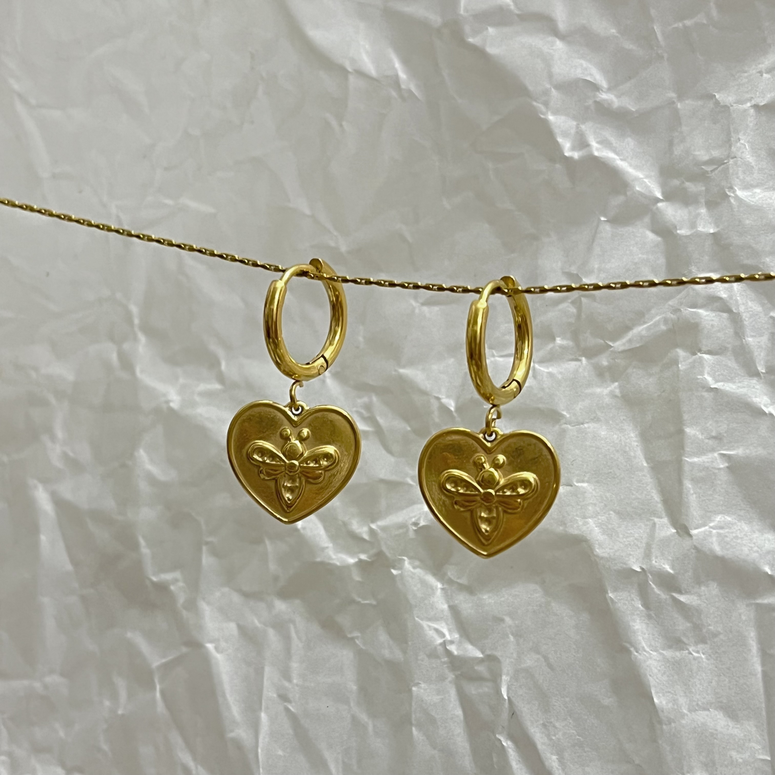 bee-heart-henging-huggis