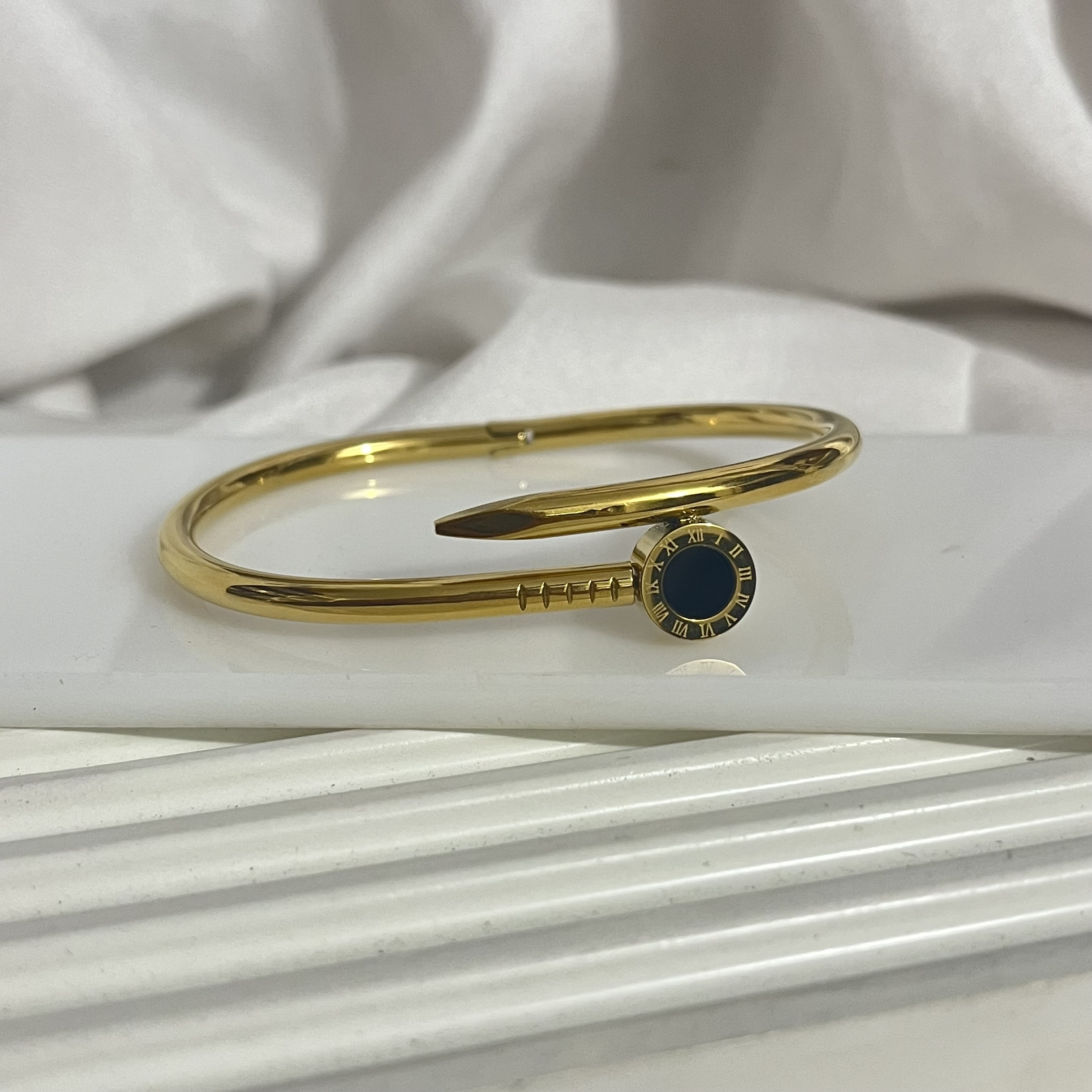 nail-black-gold-cuff